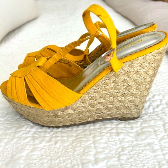 Yellow wedge sandals.  Size 7. - Picture 3 of 5